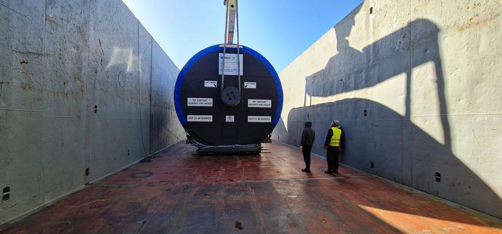 “Below deck” means below deck, and for high value cargo such as this 133,5 ton heavy Yankee Cylinder from the world’s leading supplier of tissue machinery VALMET, KARLSTAD, SWEDEN, it is a must.  Took this shot after descending down the ladder to the lower hold of this small coaster this Monday.  Destination for this piece—JAPAN.