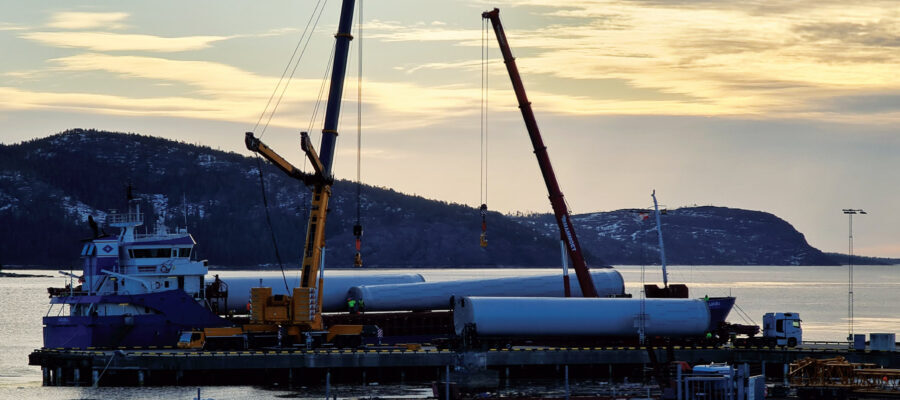 PORT OF KOPMANHOLMEN – TOWER SECTIONS BEING DISCHARGED