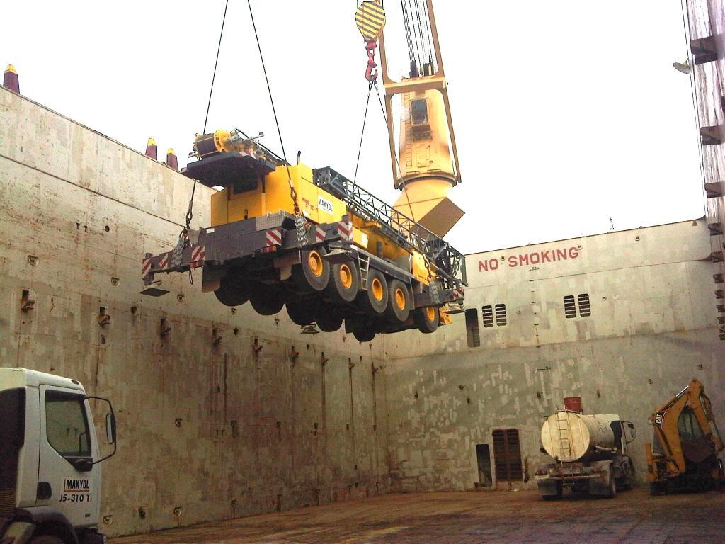 Breakbulk cargo being loaded