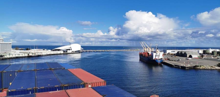 Arriving-Fremantle-the-main-port-city-of-Perth-by-Container-Ship-04