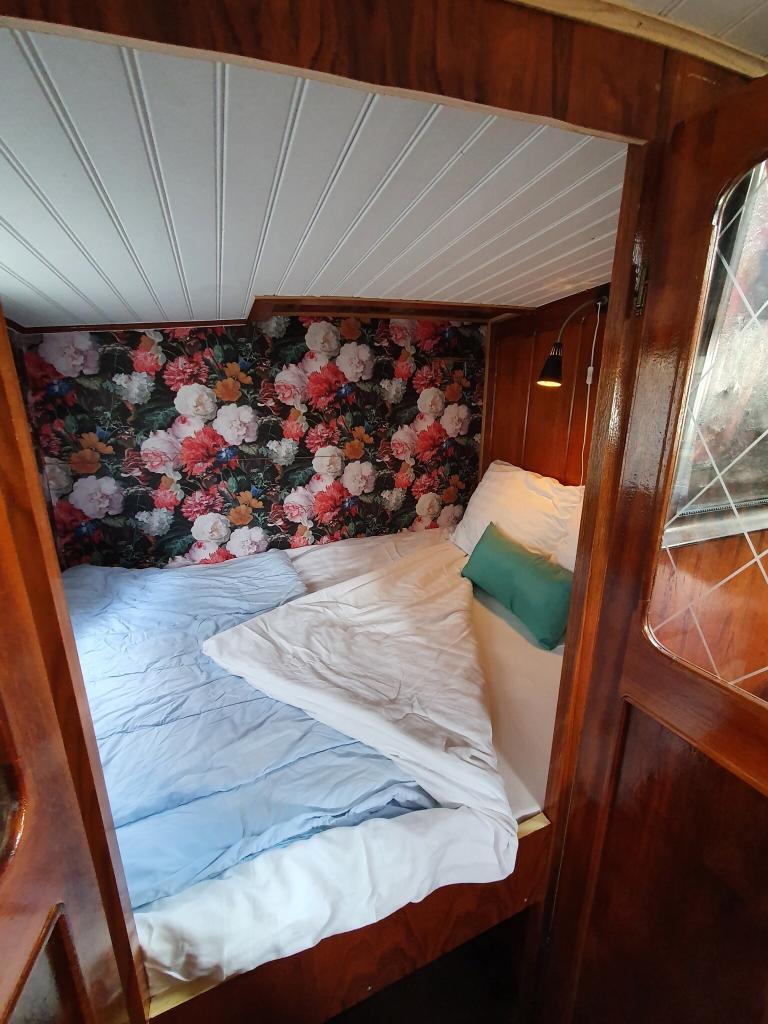 Houseboat-Hotel-in-Rotterdam-Photo-06
