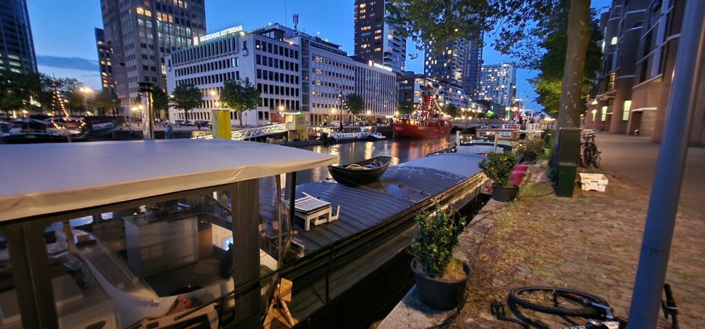 Houseboat-Hotel-in-Rotterdam-Photo-07