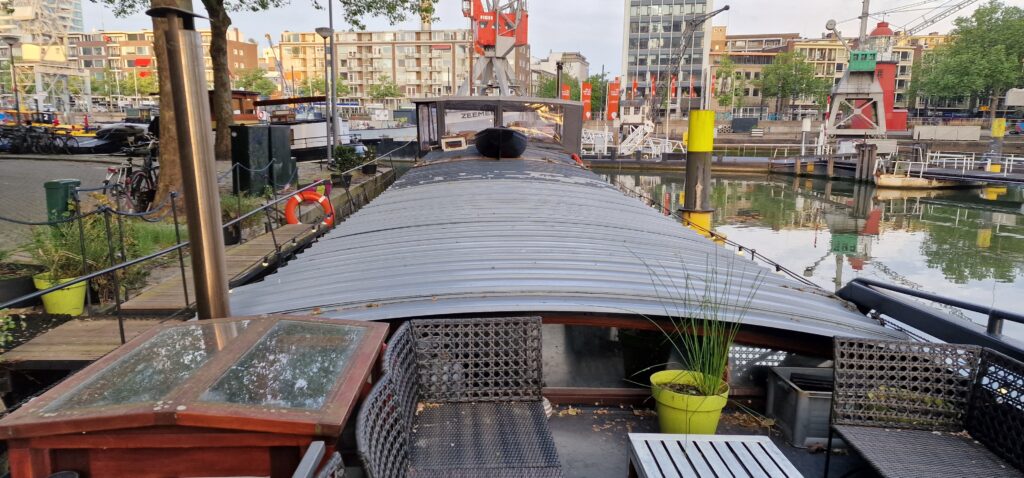 Houseboat-Hotel-in-Rotterdam-Photo-05