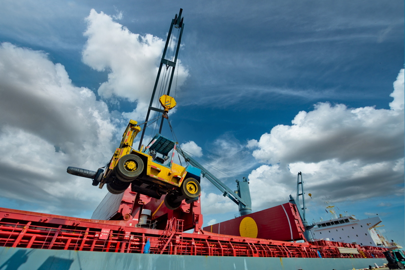 Crane-of-the-ship-lifting-machinery-forklift-for-operation-in-the-port-terminal,-lifting-heavy---Copy
